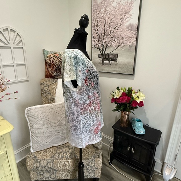 White and Gray Graphic Short Sleeve Tee - Picture 7 of 7